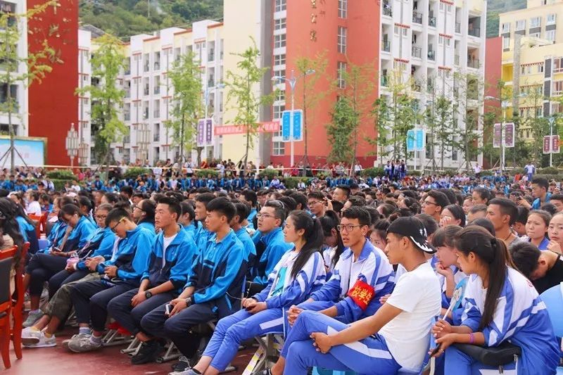 清华大学代表都点赞的这场校园艺术节,今天嗨翻了泸定大坝