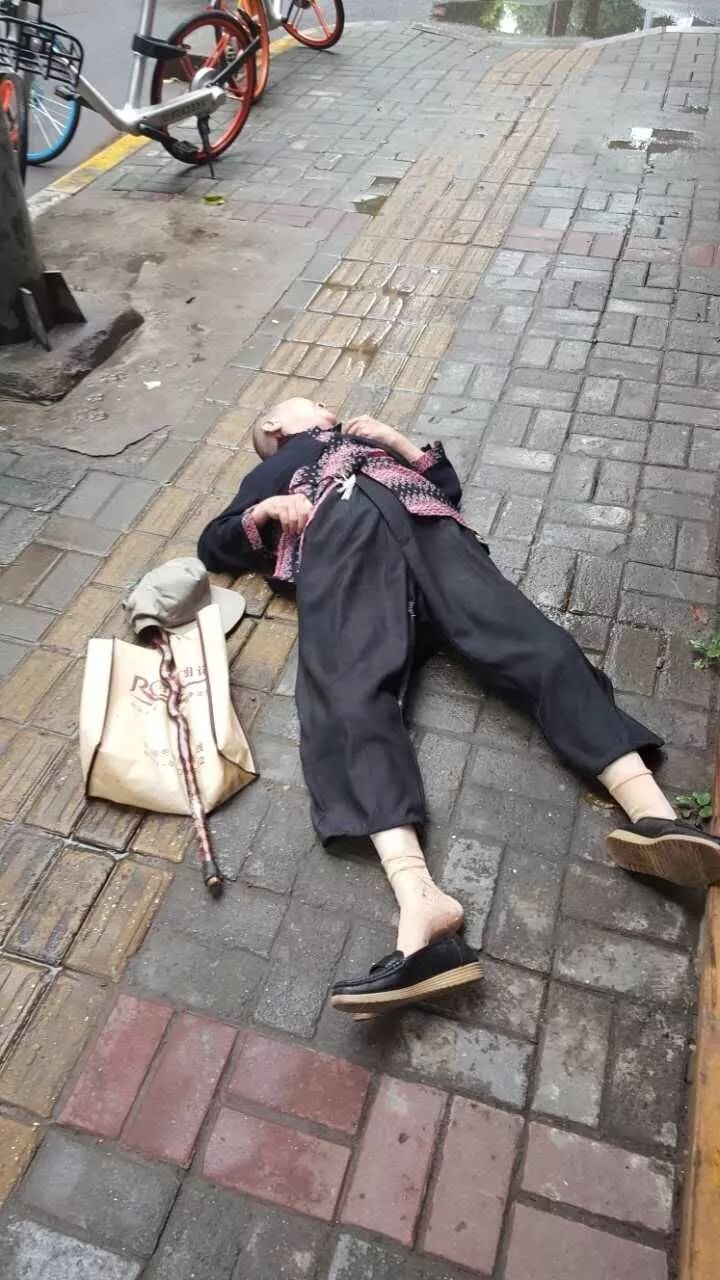 甘棠南路中心幼儿园附近一老人意外摔倒,头部出血不幸