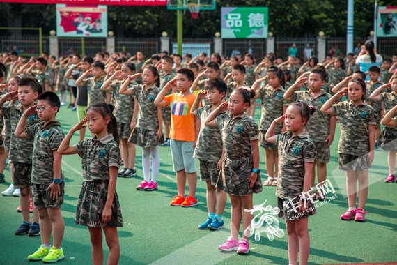 重庆华渝实验学校:小学生也军训 这群"兵娃娃"萌翻了