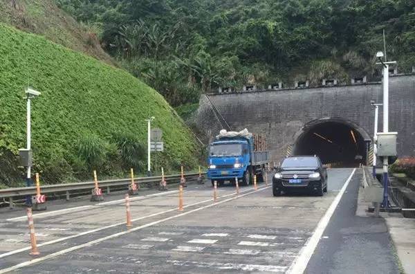 3,厦蓉高速 b道112km至58km,即龙岩往漳州方向和溪长下坡至天宝枢纽