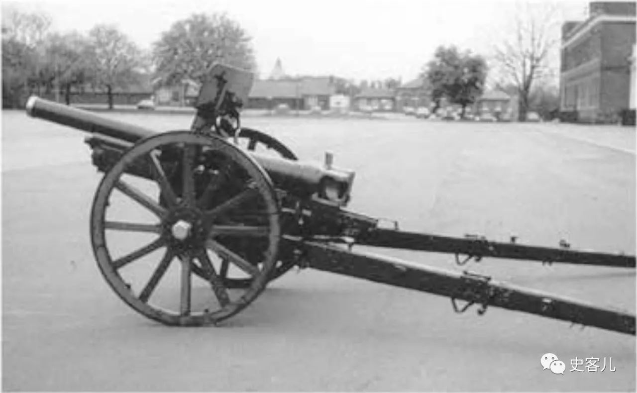 伍尔维奇军营内停放的相对完好的中国军队的山炮,即"临津江炮"