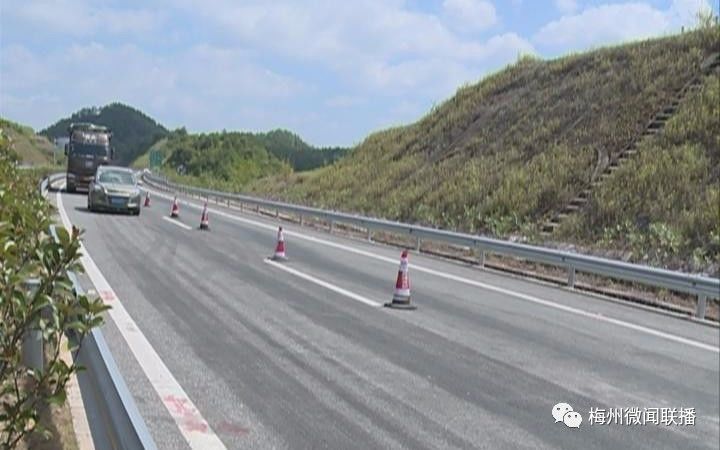 修好啦!梅大高速公路东延线路面抢修完成,今天起恢复双向通车