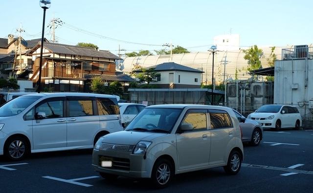 在日本街拍汽车,发现日本人用车的一个奇特现象,和我国大不一样