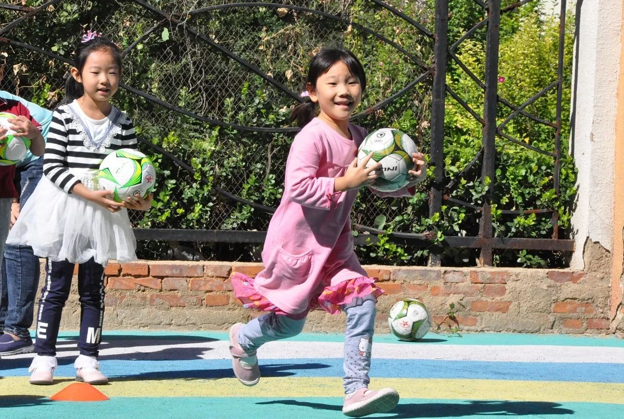 幼儿园孩子踢足球,快乐"千姿百态"