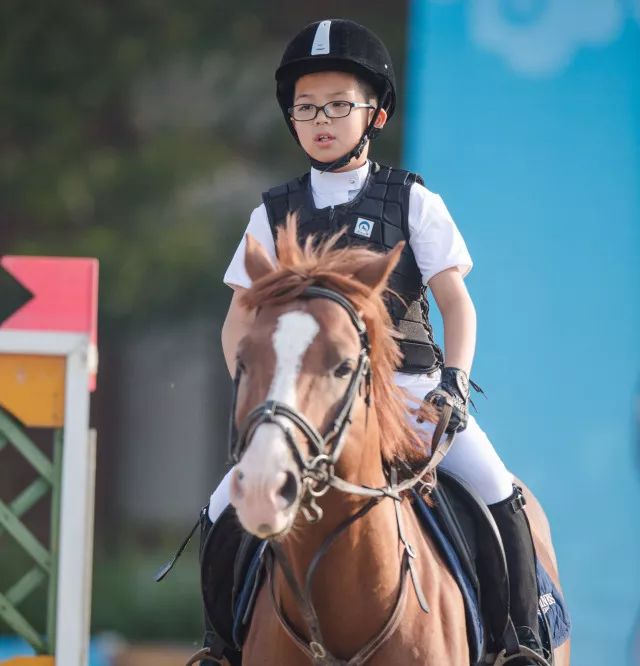 北京国发马术俱乐部共有12个青少年小骑手,20个人马组合参加比赛