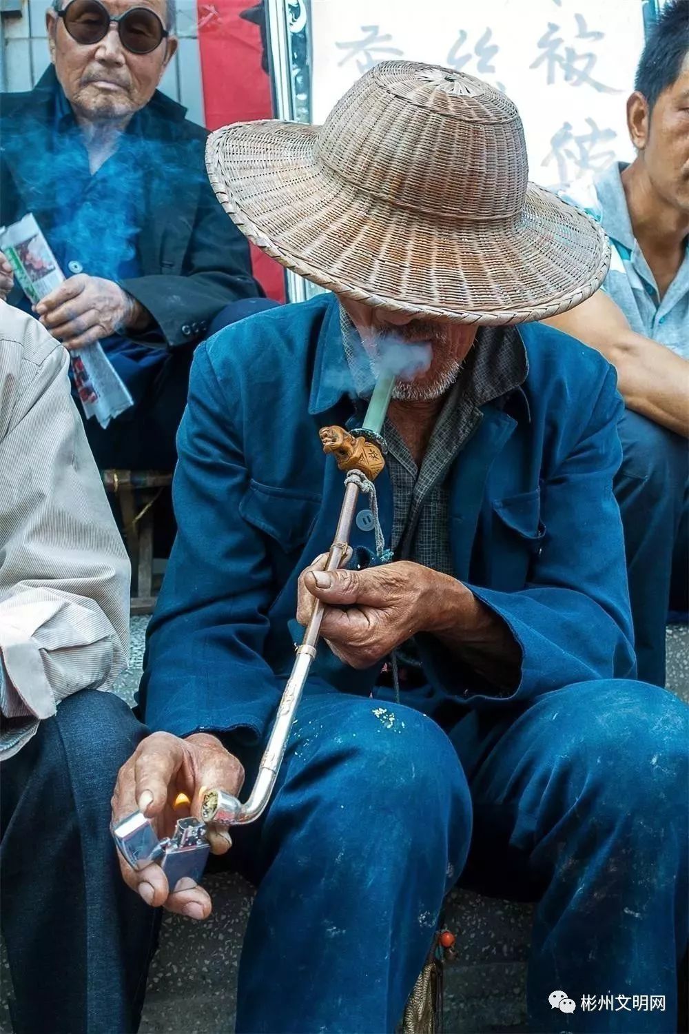 石头眼镜旱烟袋都是农村老人的两件宝,彬县现在不多见