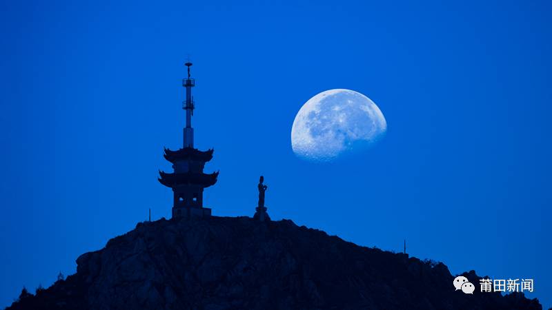 山间有古庙,洞岩多处,以"仙女洞"风景最佳.