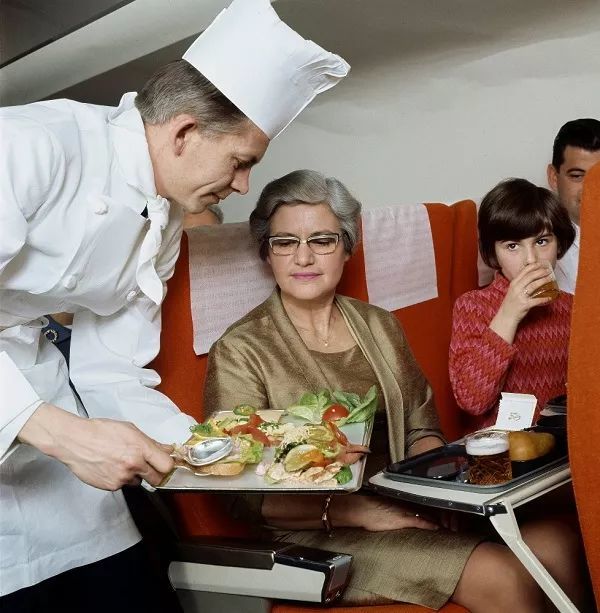 听说川航的飞机餐最好吃?50年前的空姐笑了…