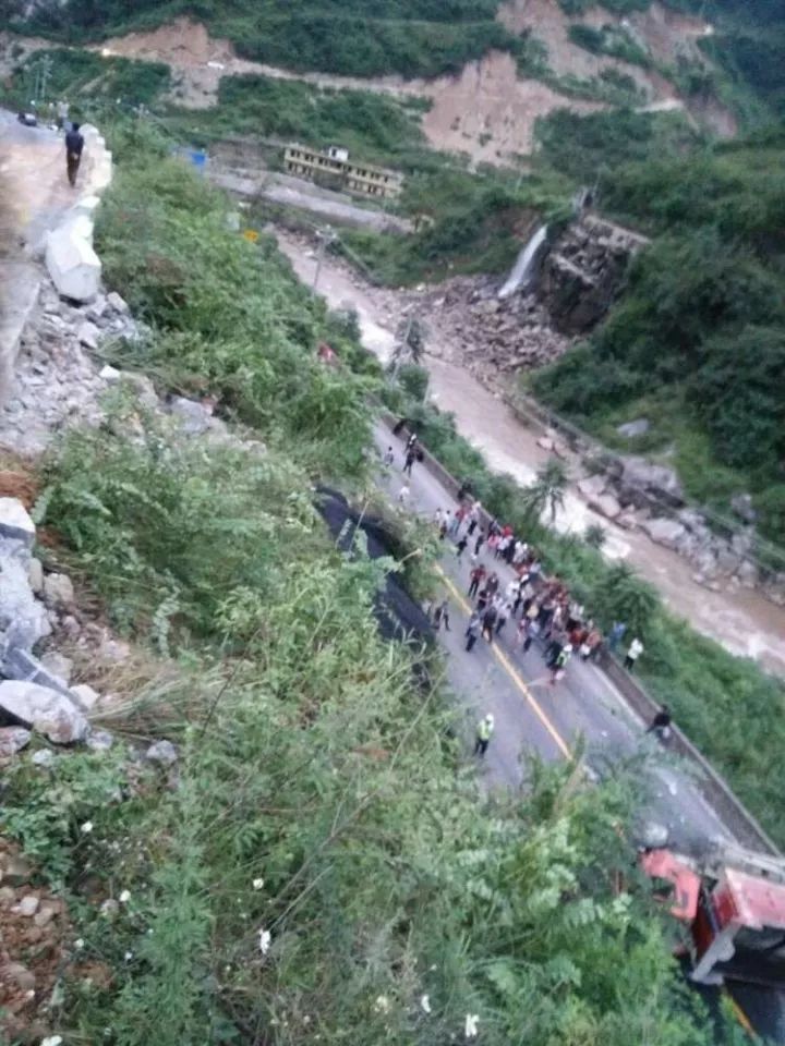 威信周边 | 惨烈!镇雄罗坎工程车翻下山,驾驶员当场死亡!(现场视频)