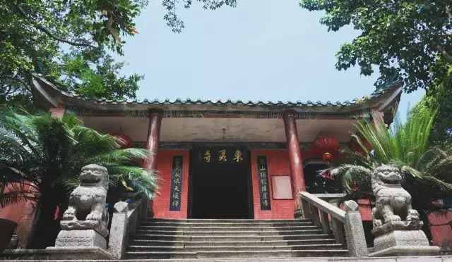 东灵寺东灵寺原名鸡竺庵,位于东山岭第二峰和第三峰之间的水流鼎处,坐