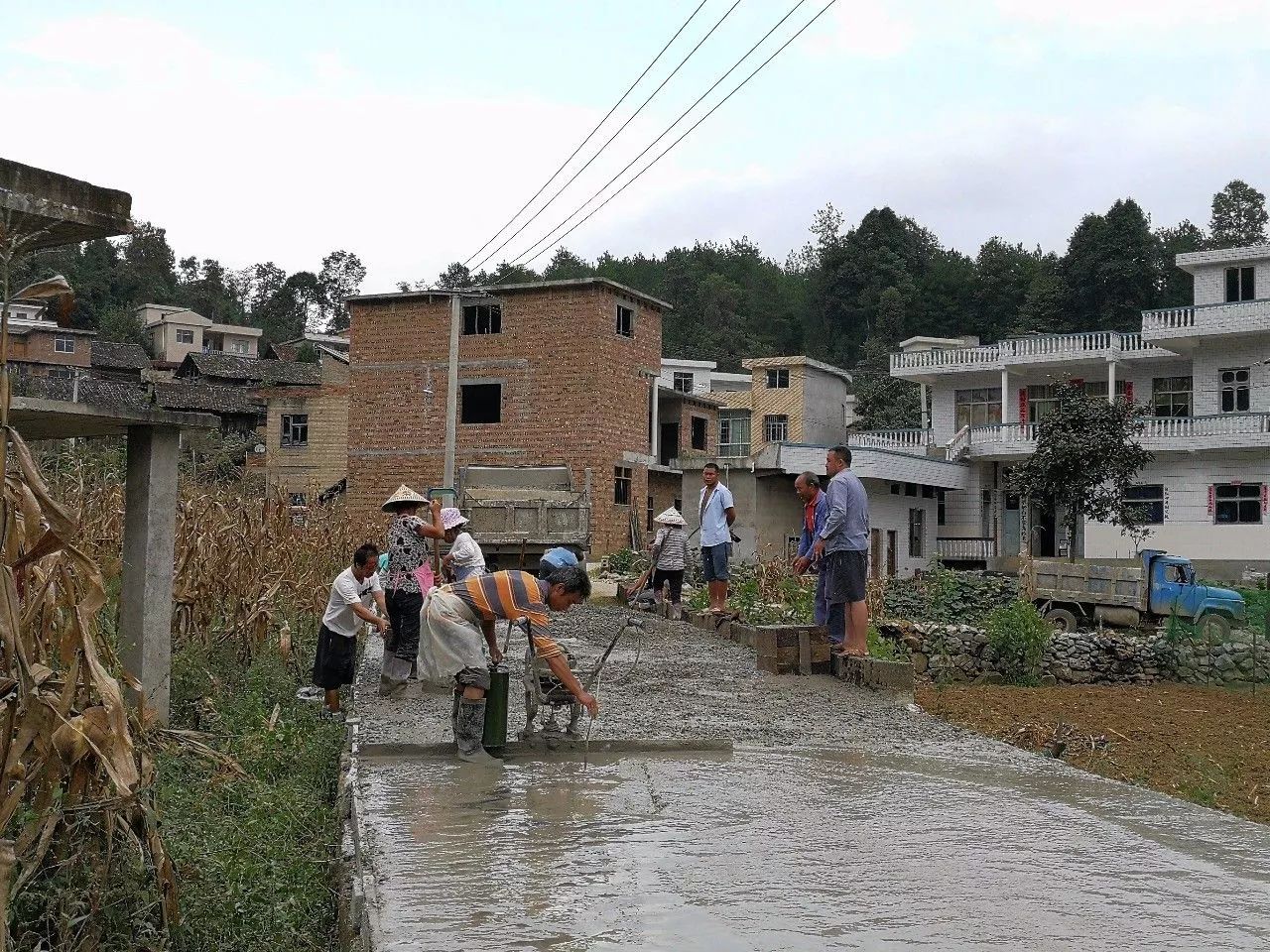 长顺摆所镇:农村公路"组组通"铺就群众致富道路最后一公里