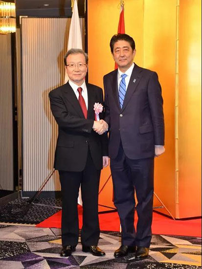 中国驻日本大使程永华(左)与日本首相安倍晋三