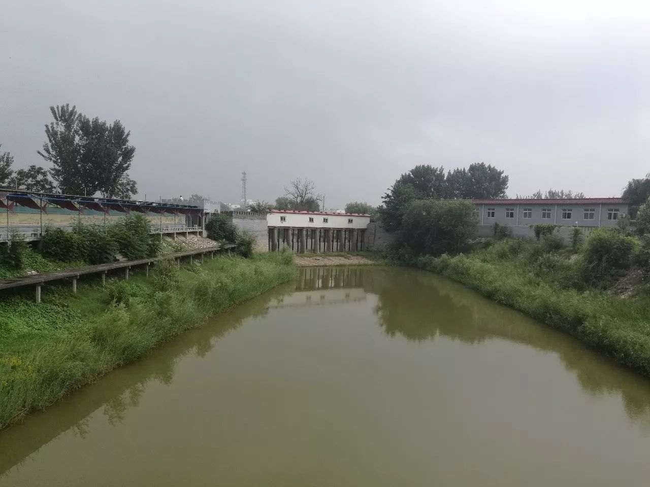 捷地分洪闸位于沧县捷地镇西南,大运河的右岸,是捷地减河的渠首工程.