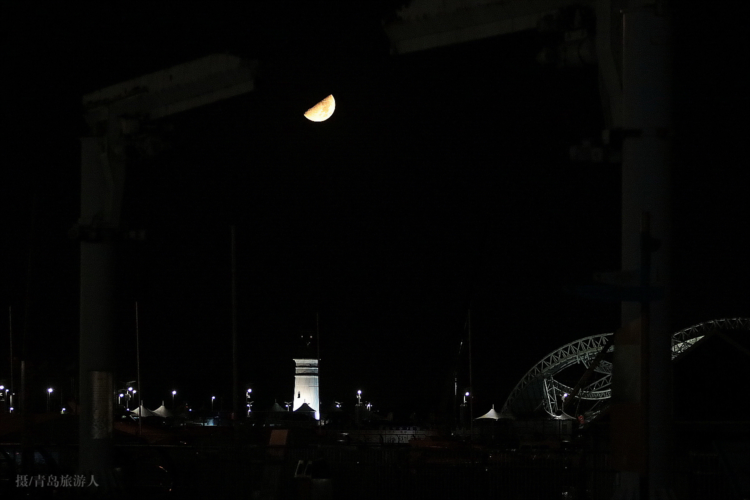 中秋前青岛夜空现清晰半月,一张照片犹如天然字谜