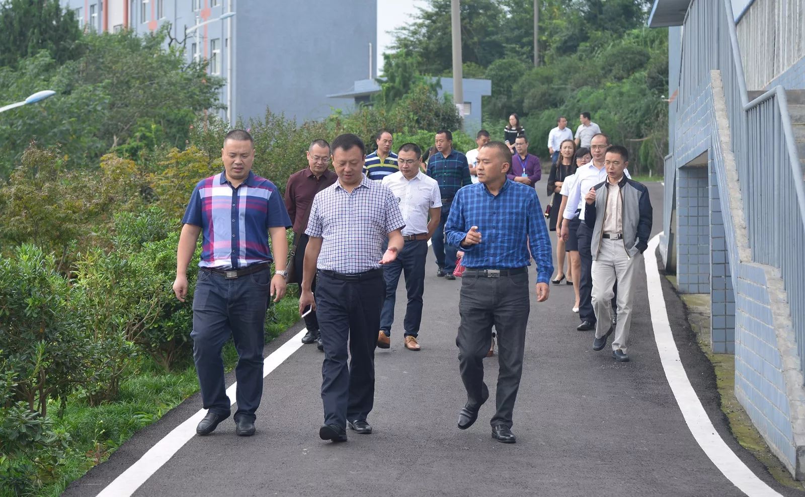 江油市职业中学王校长率管理团队到我校交流学习