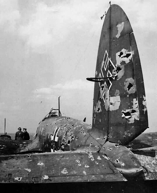 不列颠空战中被打的千疮百孔的德军he111,索幸当时英国装备的主要武器
