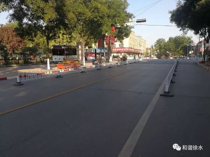 【创城进行时】长城北大街正在补栽花木,永兴路与城内大街交叉口安装