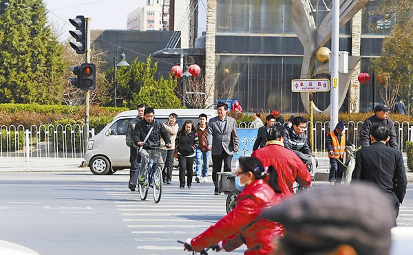 交警蜀黍都用了哪些土办法与黑科技对付"中国式过马路"行人?_搜狐汽车