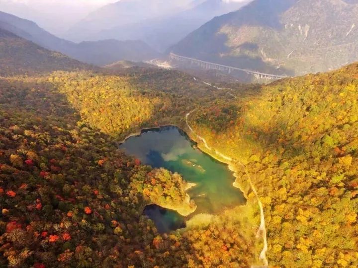 月亮湖‖堪比海螺沟的小众秋景