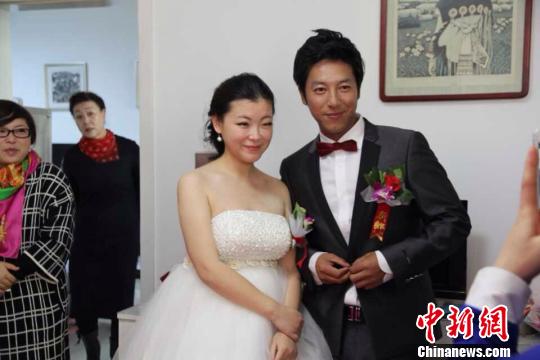 图为杨扎西与妻子蒲书婷 王磊 摄