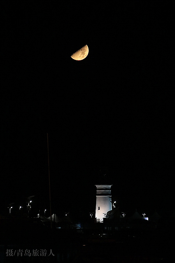 中秋前青岛夜空现清晰半月,一张照片犹如天然字谜