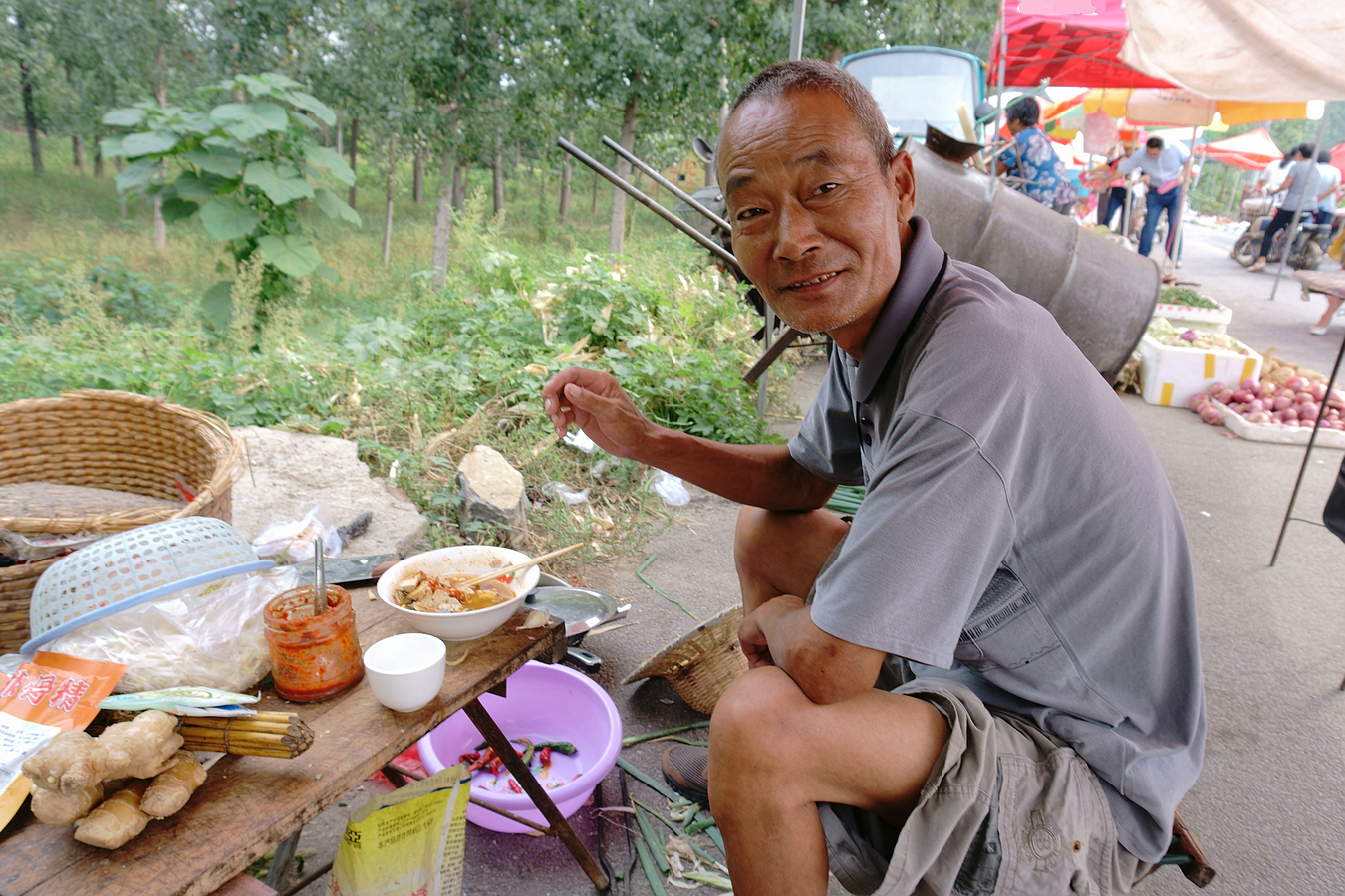 农村大集摆摊老人午饭吃"大餐",3元钱熏豆腐,1元钱散