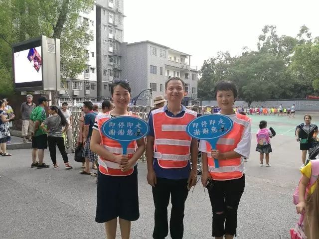 近日,柳州市弯塘路小学的校门口出现一道亮丽的风景,一位家长志愿者面