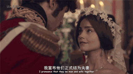 2017年美剧《维多利亚女王》中,女王与艾伯特亲王结婚的片段