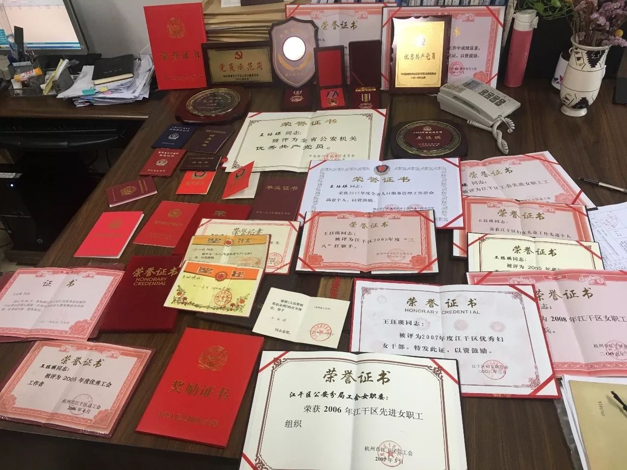 王珏瑛办公室的书橱中,摆放着一摞摞的奖状,嘉奖证书,还有各种奖杯和