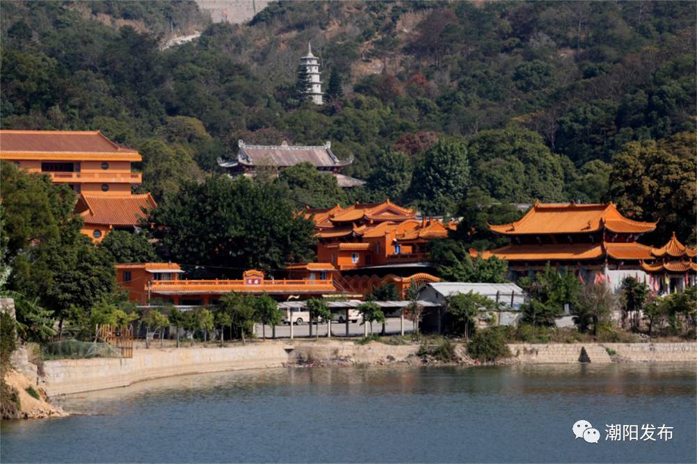 汕头灵山寺位于汕头市潮阳区的西北铜盂镇,距离潮阳城区25公里.
