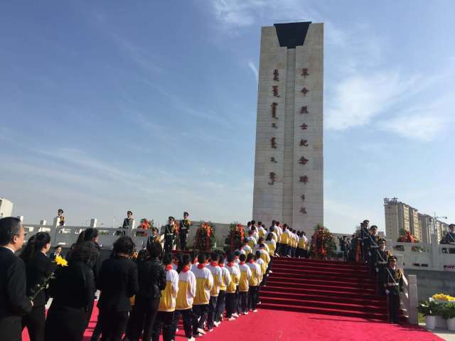 不忘初心 致敬英雄——包八中,铁西一小参加包头市烈士纪念日公祭活动