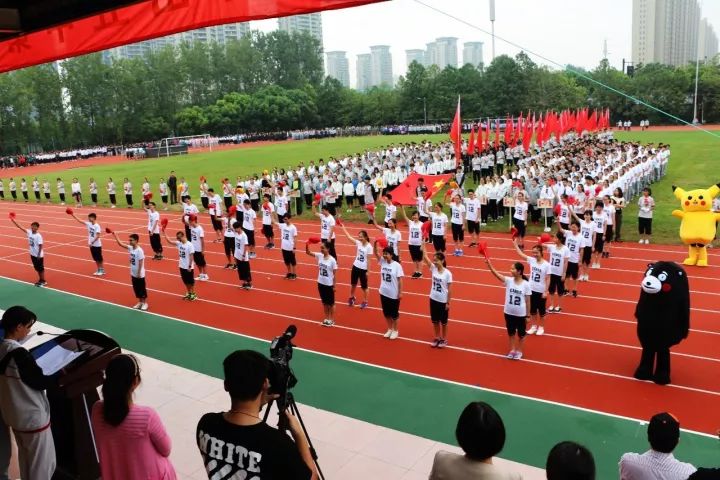 萧山五中运动会上葫芦娃,法海,白娘子都来了…画面太美不敢看,据说还