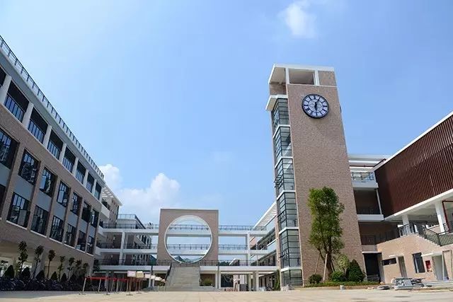 龙岗区共有4所学校(龙岗外国语学校,平安里学校,深圳中学龙岗小学