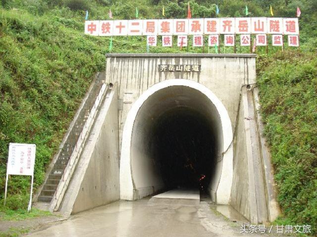 宜万铁路34座高风险隧道中,最难的是齐岳山隧道.