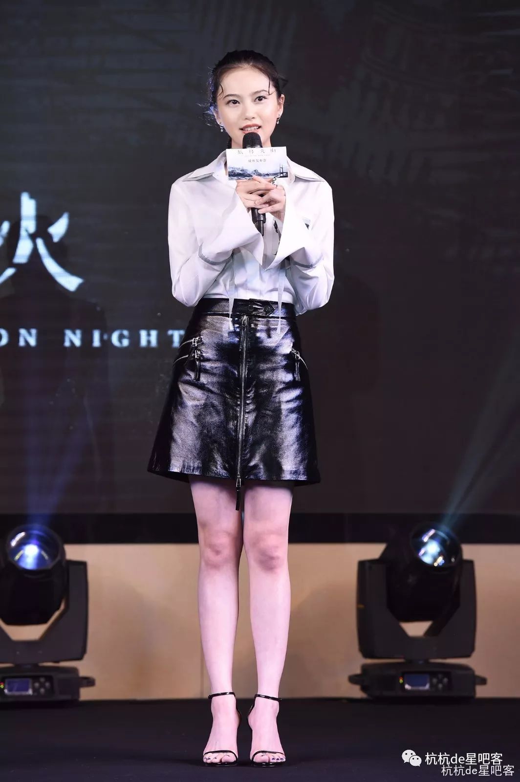 片中还有两位年轻的女演员,分别是姜珮瑶和卫诗雅,他们分别饰演