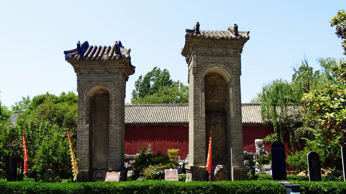 岳飞庙前秦桧跪像,500年来日日挨打