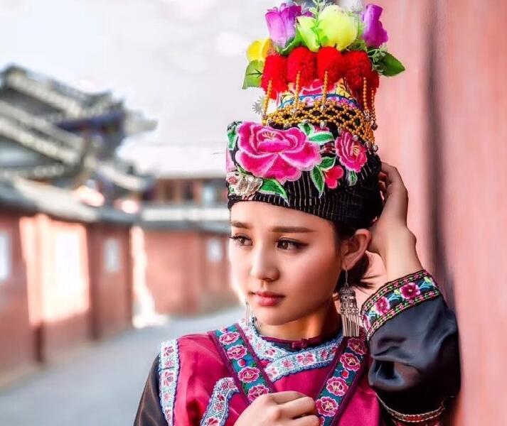 妙龄女子身穿云南民族服装 美艳多姿色彩斑斓