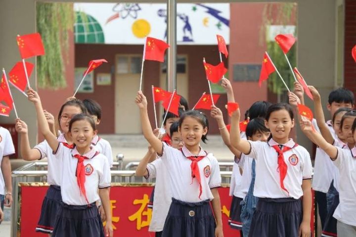 国歌法十月一日起实施,平乡县各中小学组织学生升国旗