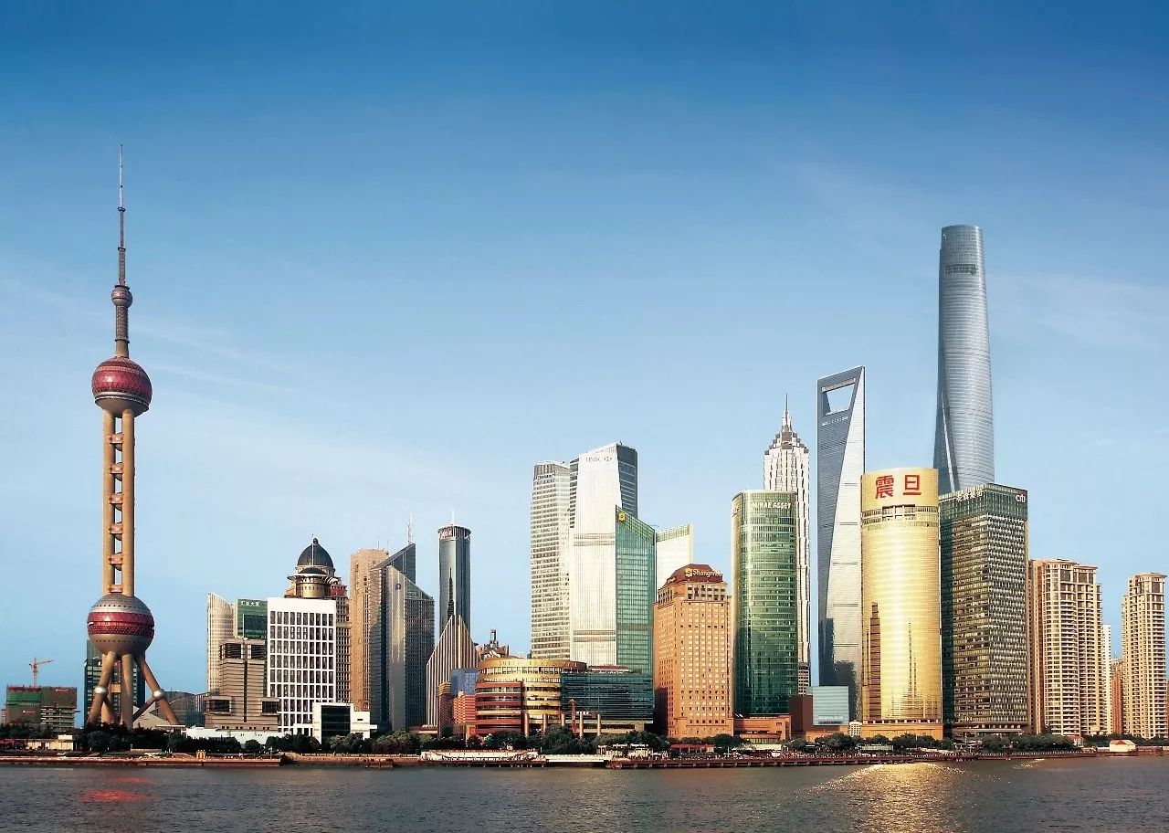 时尚 正文  屹立于黄浦江畔的震旦国际大楼,是迷人的陆家嘴建筑群中