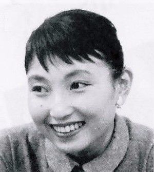 黑柳彻子1933年出生于东京,是一名女艺人,主持人,联合国亲善大使