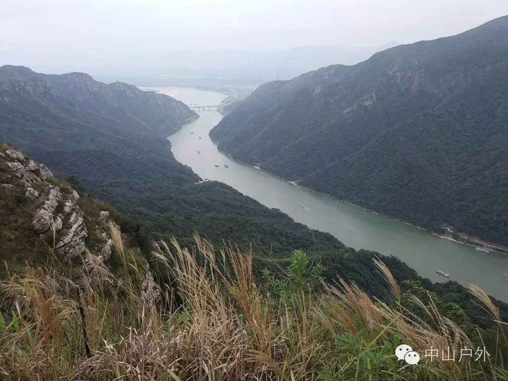 10月3日清远飞来峡穿越南峡山脊,俯看壮美的北江峡谷