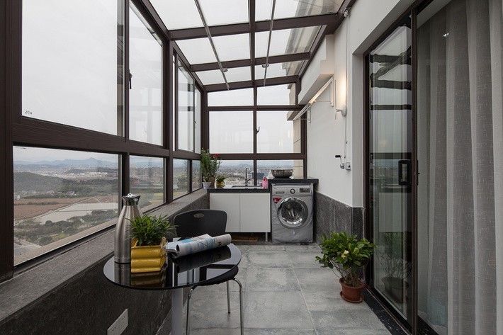 想到了平时只用作晾衣房的阳台,如何能把家里那块空地方做 封阳台设计