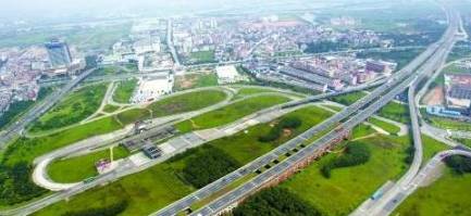 项目位于广州市东北部,是国家高速公路网珠江三角洲环线中的一段,也是