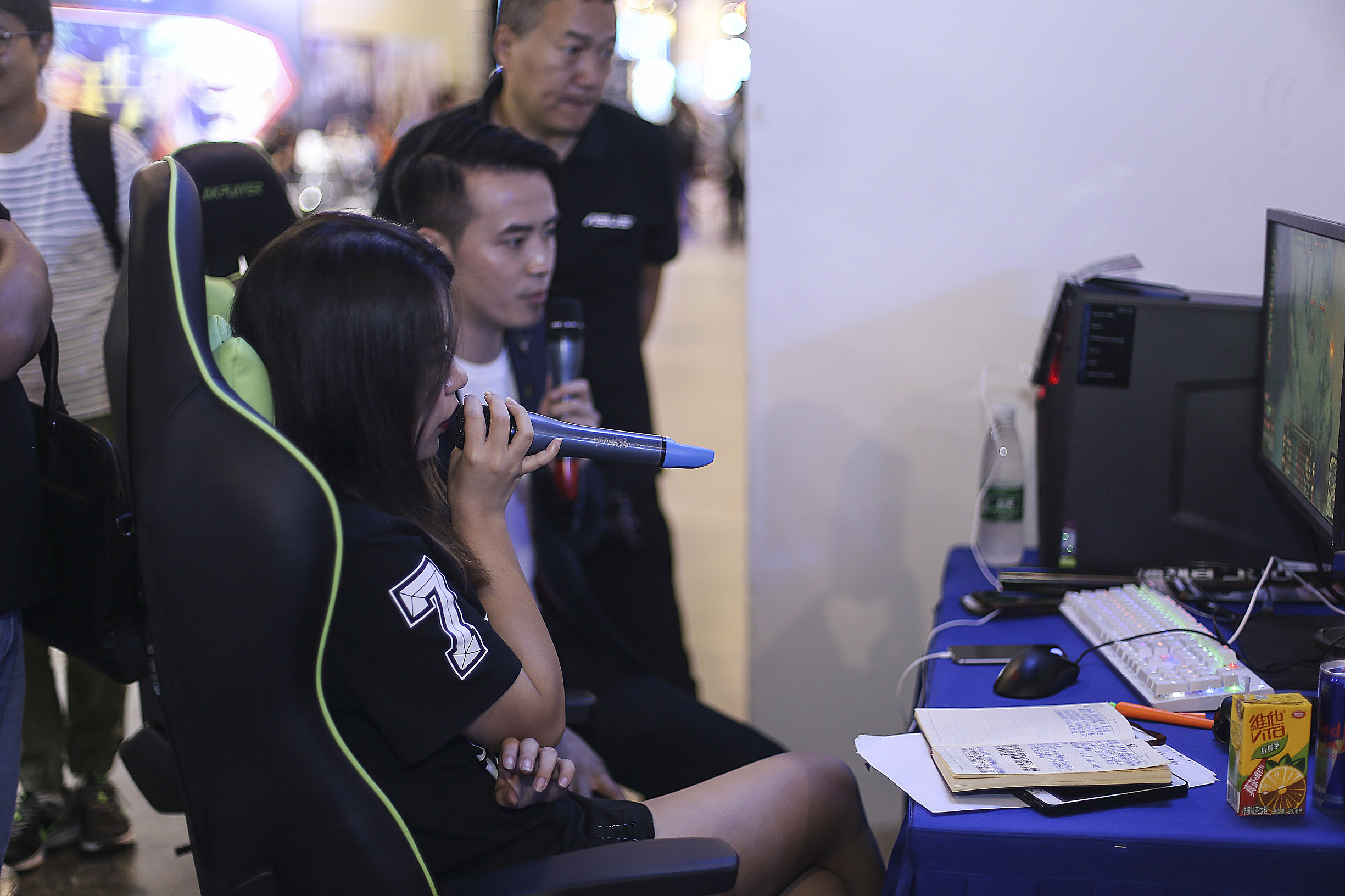 王思聪坚持看好电子竞技 实拍电子竞技游戏解说员的幕后工作