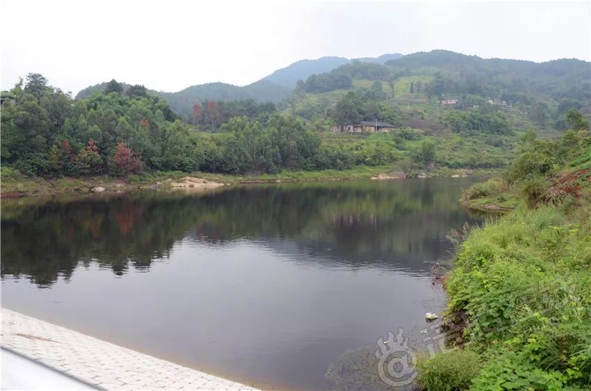 花异草,古村参天,听老人们讲,区内的"红恩寺"遗址是丰都鬼城的发源地