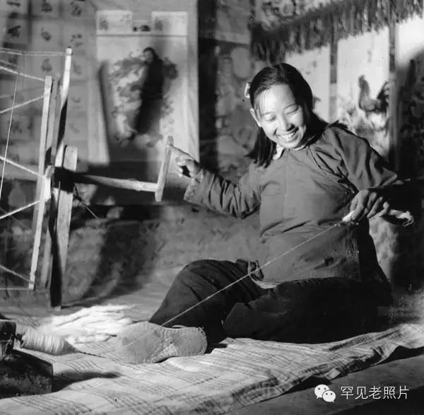 1956年,河南新乡市郊区生产互助组的农村妇女在休息 .摄影/王世龙.