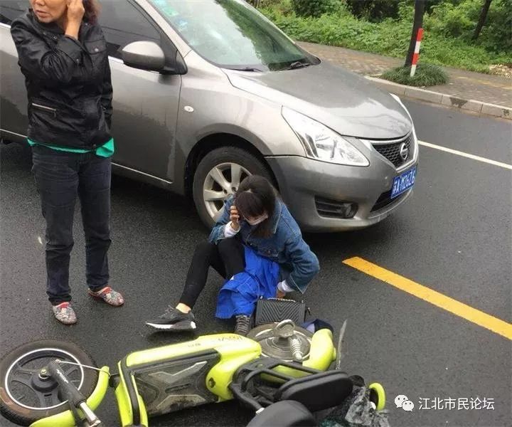 发生一起交通事故,一辆灰色小轿车将一骑电瓶车女子撞翻倒地受伤,事故