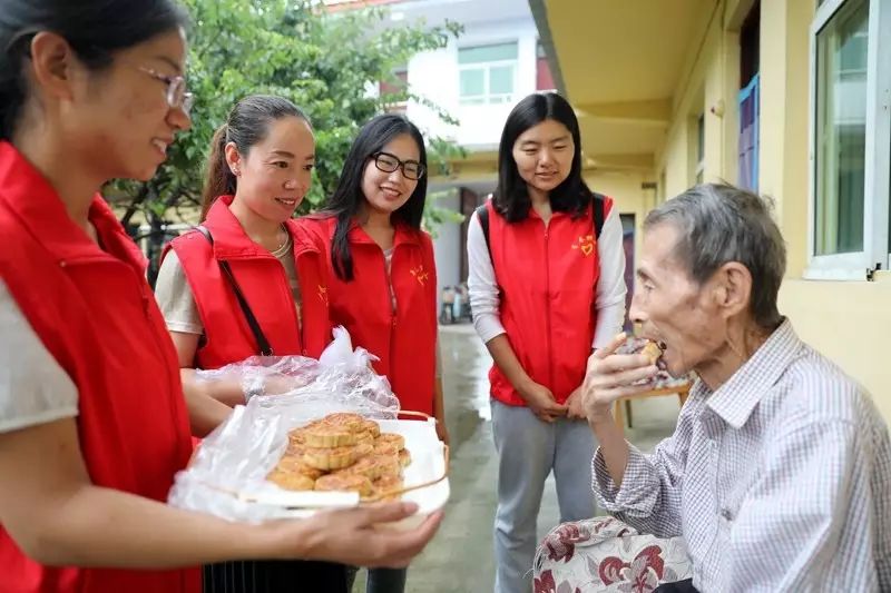相山区志愿者"巧手做月饼 爱心送老人"