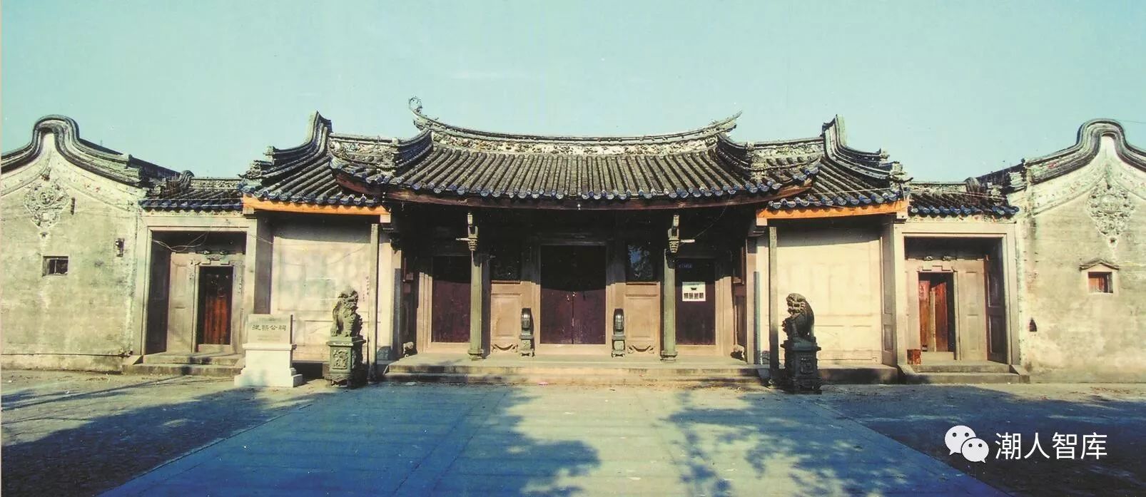 潮汕古建筑形式多样,有牌坊,古墓,佛寺,神庙,民居,亭榭楼阁等,但最具