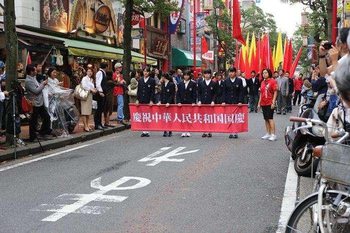 当日本人挂出横幅"喜迎国庆"的时候, 巴铁兄弟在沉默